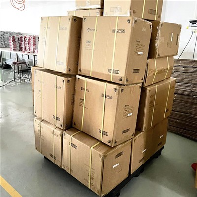 Leður snertiskjá mótorhjólshanskar eru pakkaðir fyrir sendingu